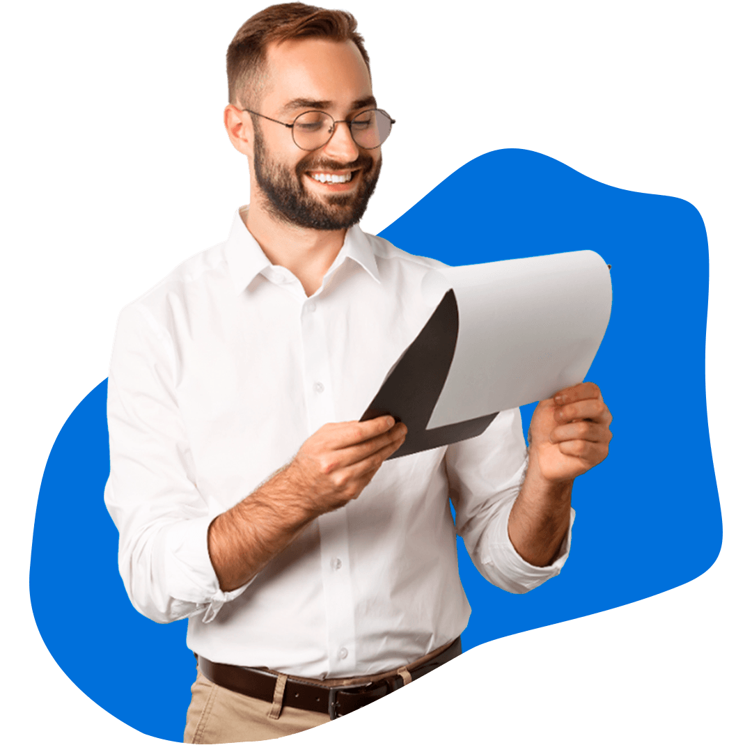 Profissional sorridente consultando dados em tablet